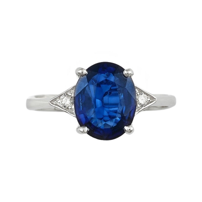 18k white gold ring with a central blue sapphire and lateral diamonds 