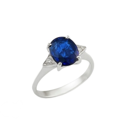 18k white gold ring with a central blue sapphire and lateral diamonds 