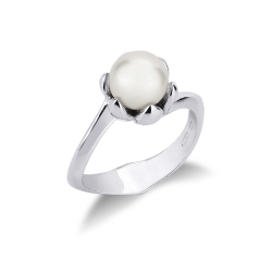 White gold 18k ring with a natural cultivated pearl 