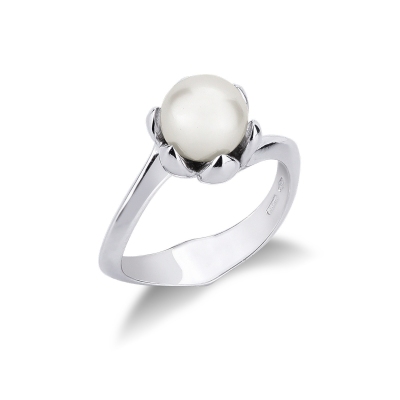White gold 18k ring with a natural cultivated pearl 