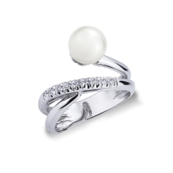 White gold 18k ring with diamonds and a natural pearl