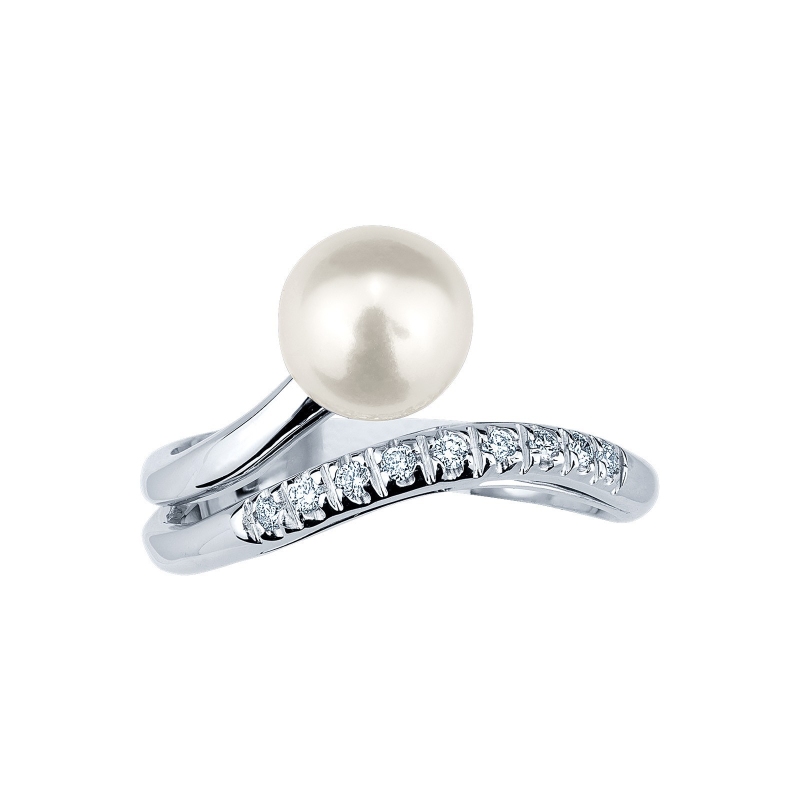 White gold 18k ring with pearl and diamonds on the shank