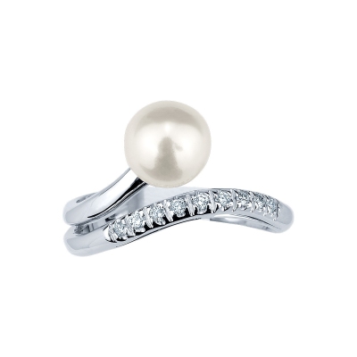 White gold 18k ring with pearl and diamonds on the shank
