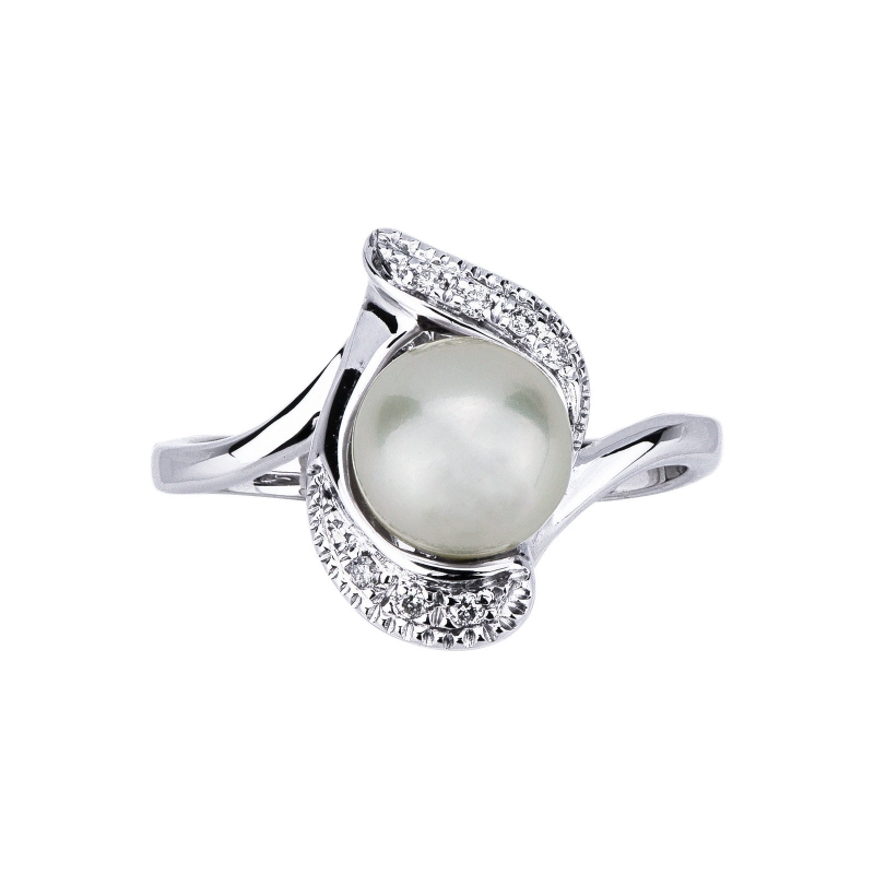 White gold 18k ring with diamonds and pearl