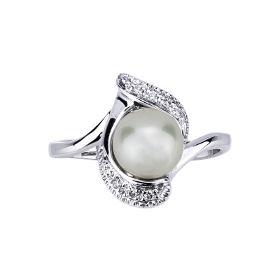 White gold 18k ring with diamonds and pearl
