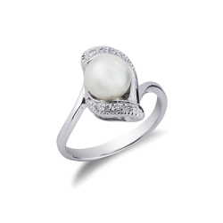 White gold 18k ring with diamonds and pearl