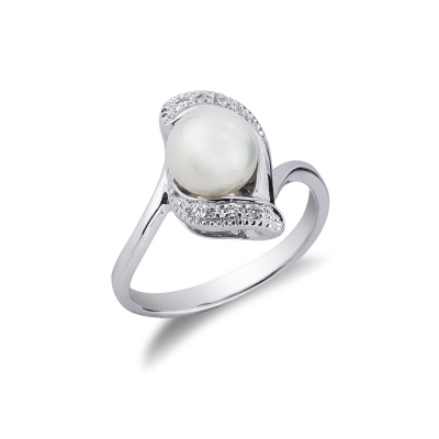 White gold 18k ring with diamonds and pearl