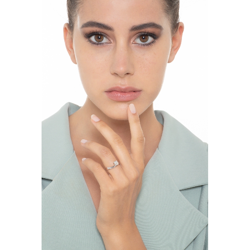 Solitario griffe a 4 punte in oro bianco 18k con Diamante 0,70 ct.