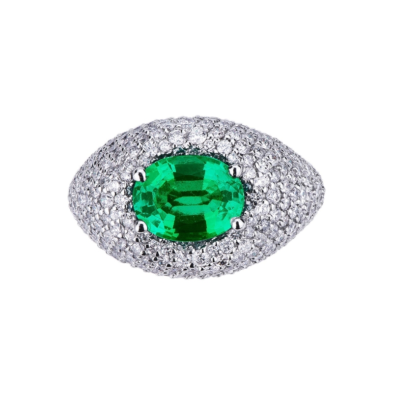 18k white gold ring with a central emerald and diamonds pavé