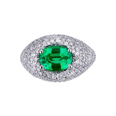 18k white gold ring with a central emerald and diamonds pavé