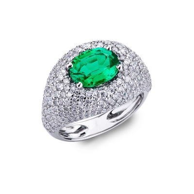 18k white gold ring with a central emerald and diamonds pavé