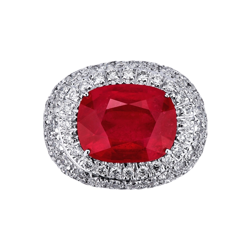 White gold 18k ring with a ruby oval cut and diamonds pavé
