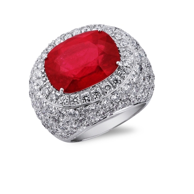 White gold 18k ring with a ruby oval cut and diamonds pavé