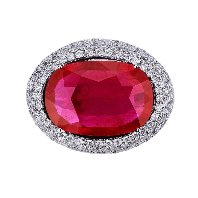 White gold 18k ring with ruby and diamond pavé
