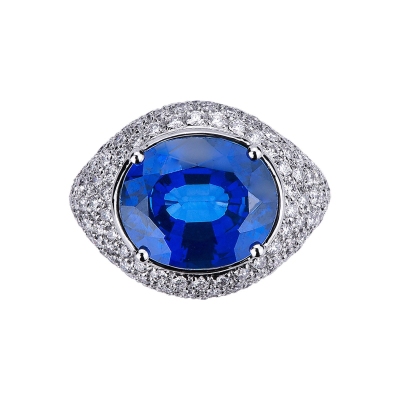 18k white gold ring with a blue sapphire and diamonds pavé