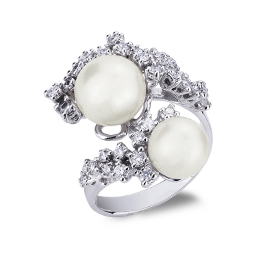 White gold 18k ring with pearls and diamonds 