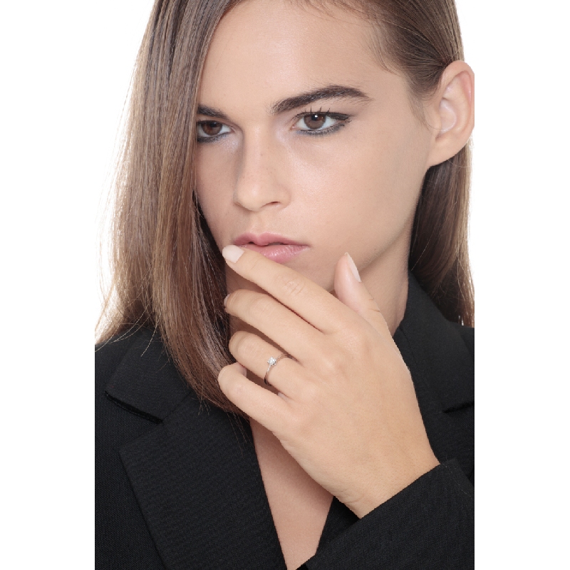 Solitario gambo lineare e griffe a 4 punte in oro bianco 18k con Diamante di ct. 0,20