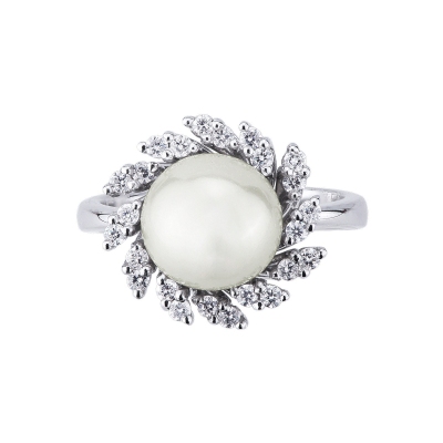 18k white gold ring with pearl and halo radial diamonds 