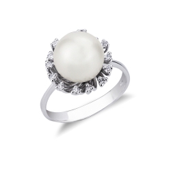 White gold 18k ring with pearl and diamonds halo