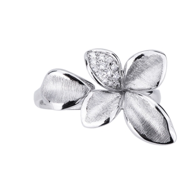 White gold 18k flower ring with a diamond petal