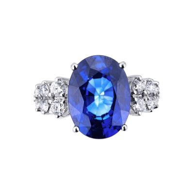 18k white gold ring with a central blue sapphire and lateral diamonds 