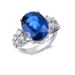 18k white gold ring with a central blue sapphire and lateral diamonds 