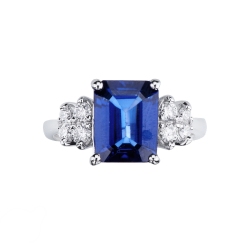 Ring in white gold 18k with blue sapphire rectangular and diamonds, 10x8 mm 2