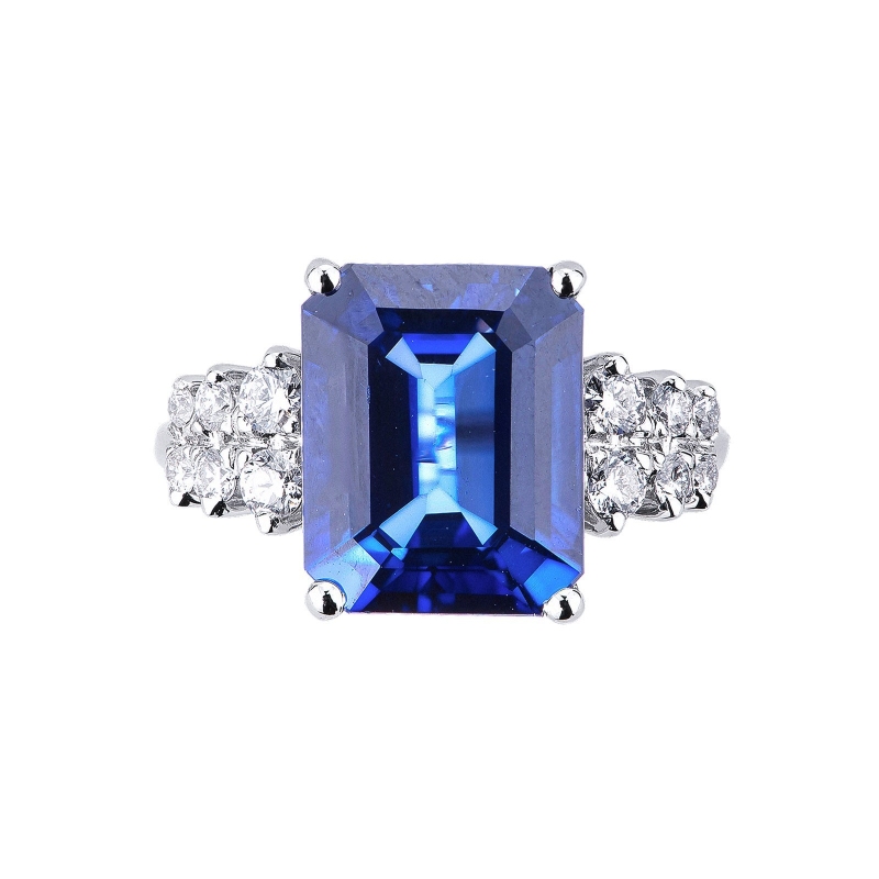 White gold 18k ring with a central blue sapphire and diamonds 
