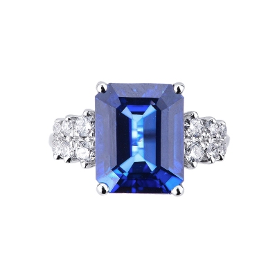 White gold 18k ring with a central blue sapphire and diamonds 