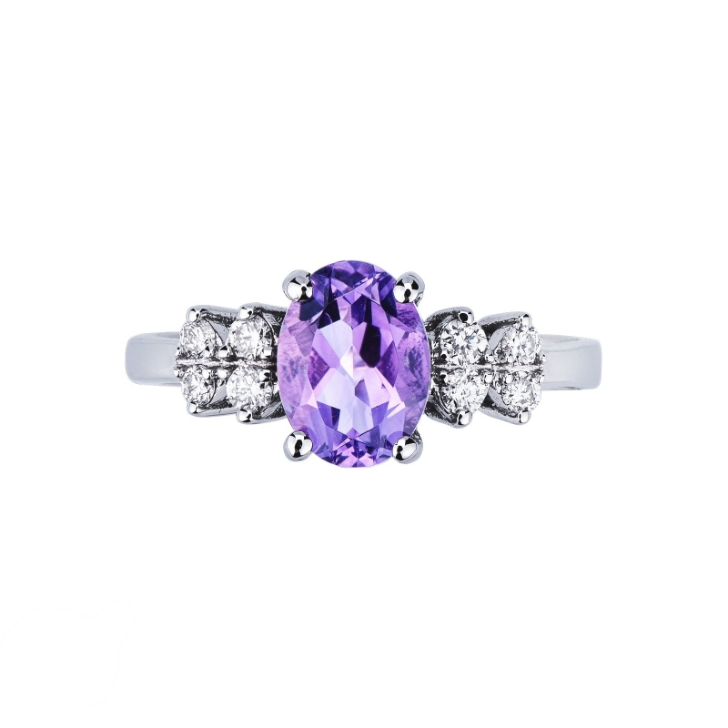 White gold 18k ring with amethyst oval cut and lateral diamonds 
