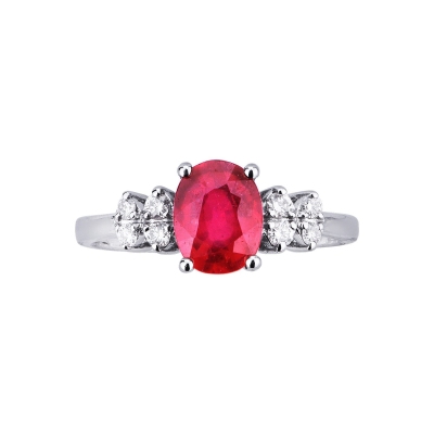18k white gold ring with a central ruby and four diamonds on each side