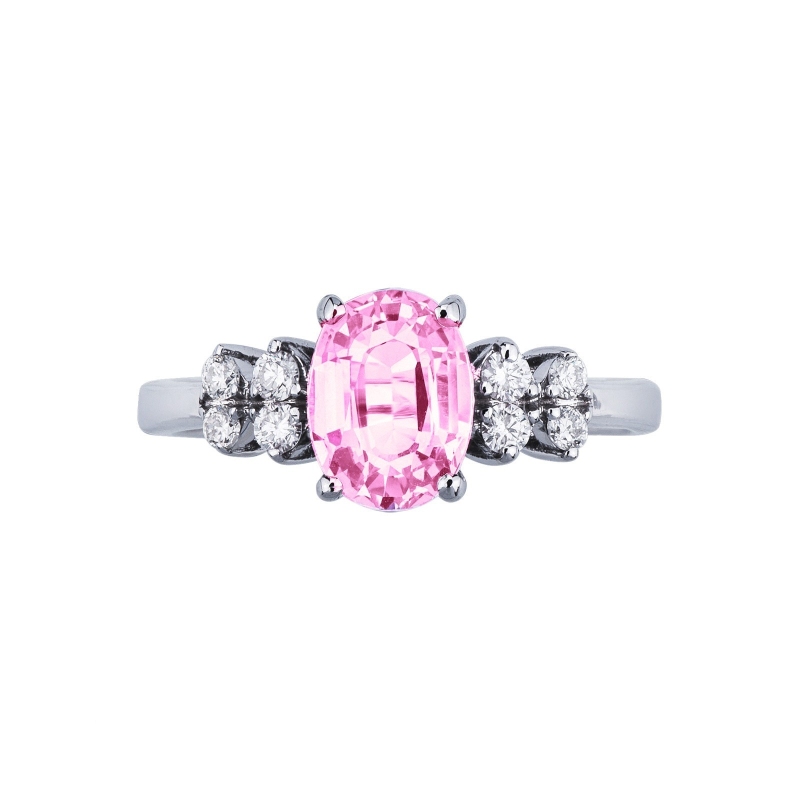 White gold 18k ring with pink sapphire and four lateral diamonds 