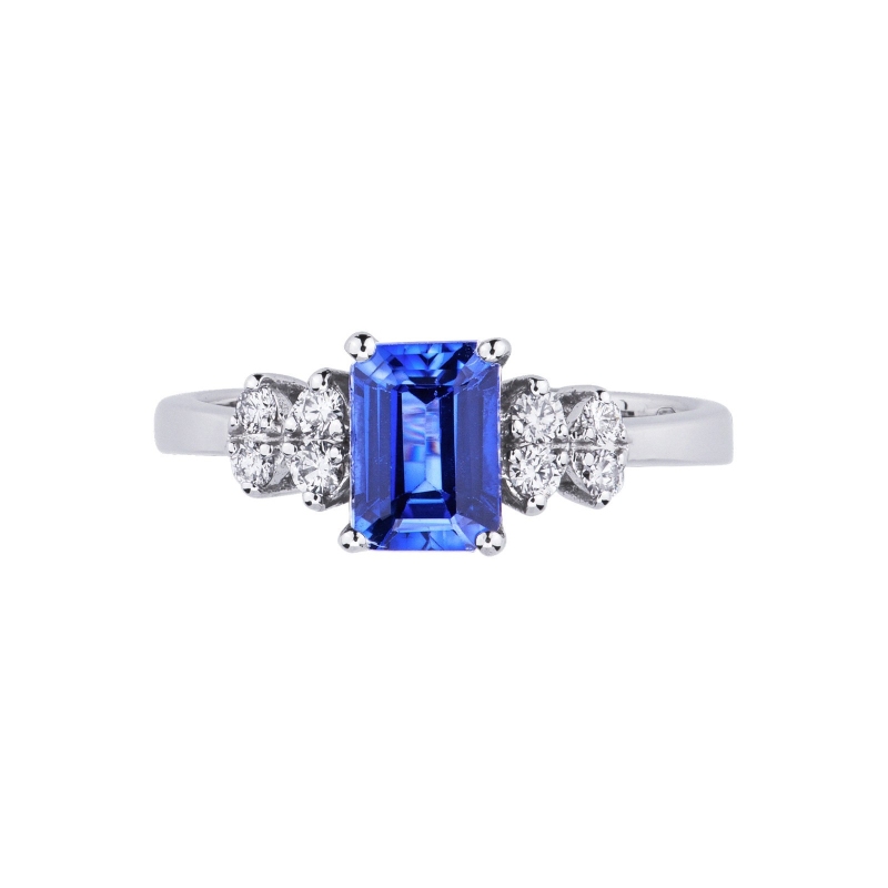 Ring with a blue sapphire emerald cut and four diamonds on each side 