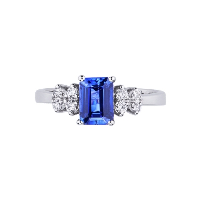 Ring with a blue sapphire emerald cut and four diamonds on each side 