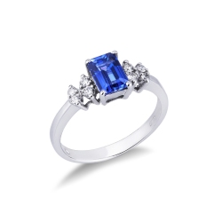 Ring with a blue sapphire emerald cut and four diamonds on each side 