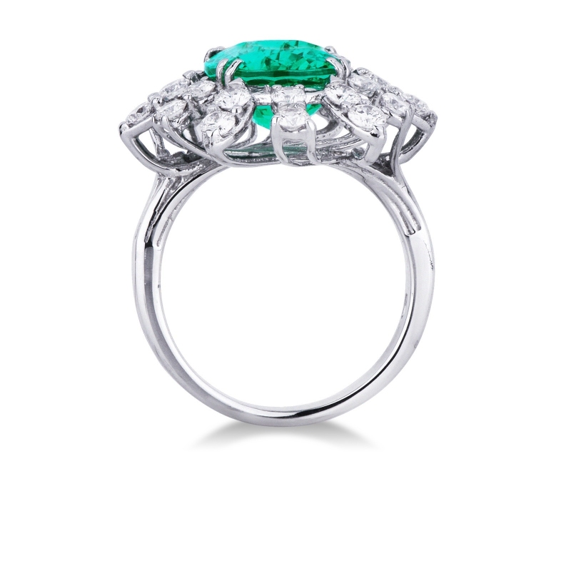 Halo ring in white gold 18k with emerald oval cut and halo diamonds 