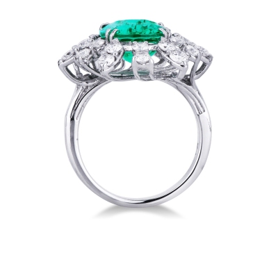 Halo ring in white gold 18k with emerald oval cut and halo diamonds 