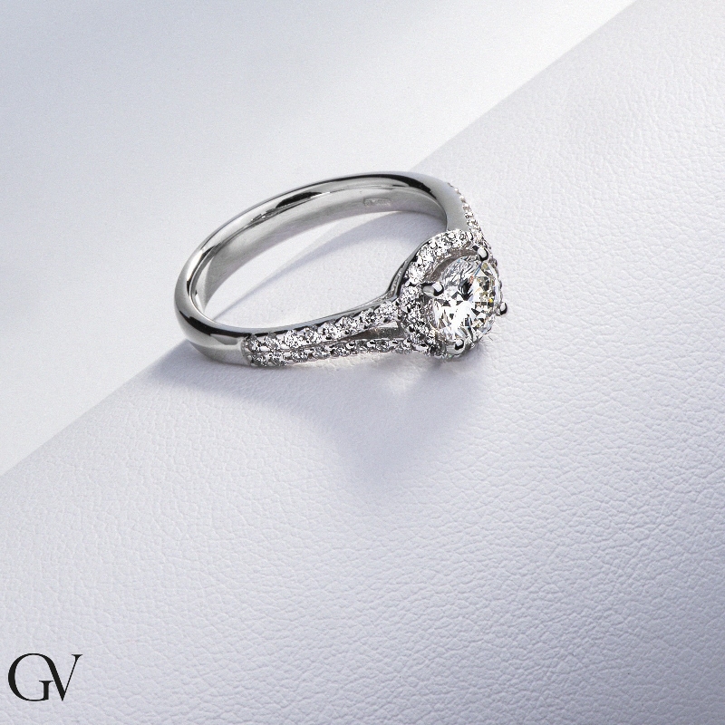 Anello modello solitario in oro bianco 18k con diamante centrale di 0.70 ct