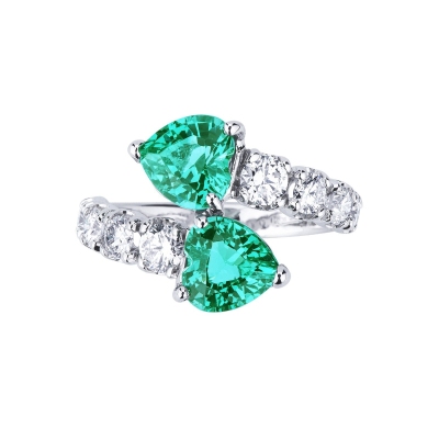 White gold 18k curved shank ring with diamonds and emeralds heart cut 