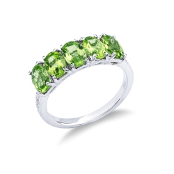 Anello in oro bianco 18k con diamante e peridoto