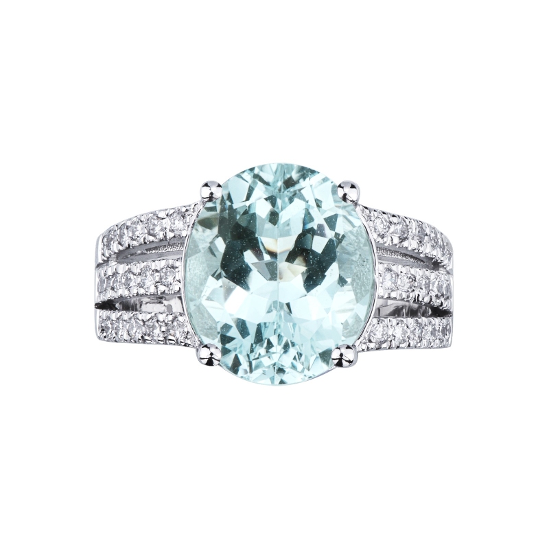 Anello con acquamarina ovale e diamanti a fascia in oro bianco