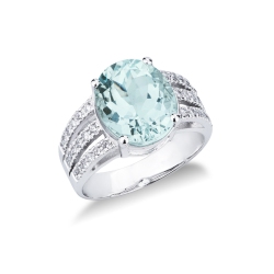 Anello con acquamarina ovale e diamanti a fascia in oro bianco