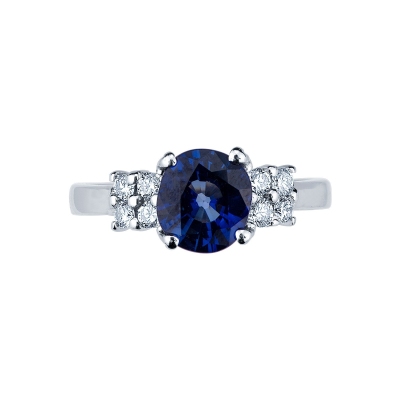 18k white gold ring with central blue sapphire and four diamonds on each side