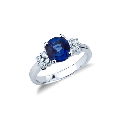 18k white gold ring with central blue sapphire and four diamonds on each side