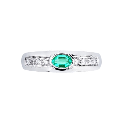 18k white gold ring with diamonds and emerald 