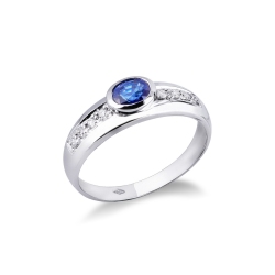18k white gold ring with central blue sapphire and side diamonds 