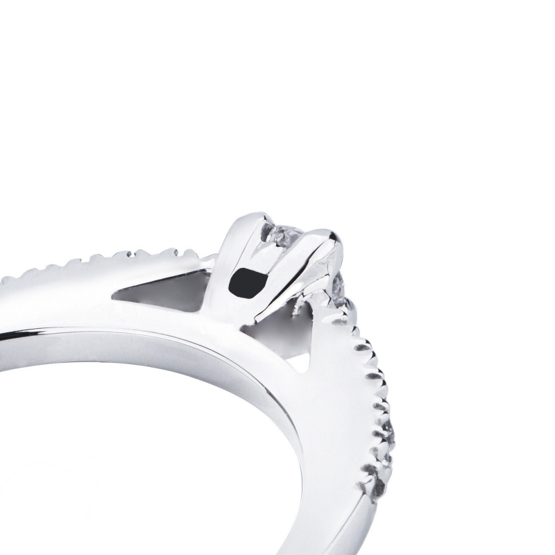 Ring with diamond shoulder set and a 0,15 ct central diamond