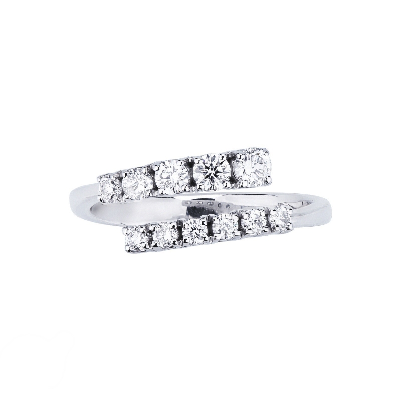 18k white gold curved shank ring with eleven diamonds 