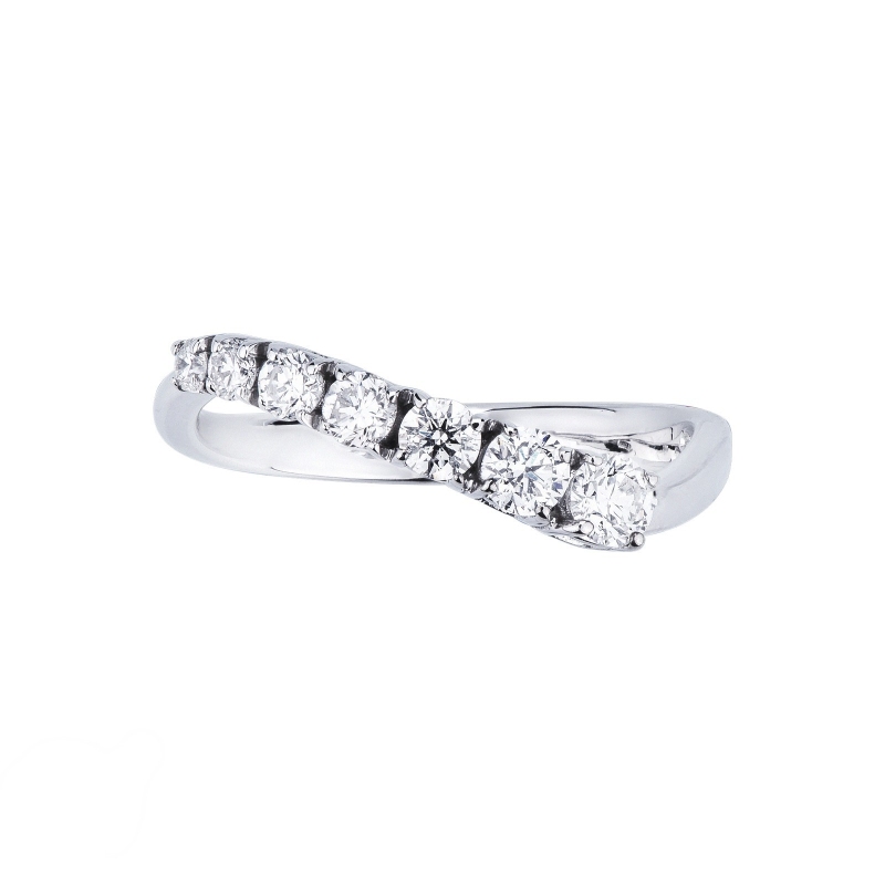 White gold 18k ring with 7 diamonds 