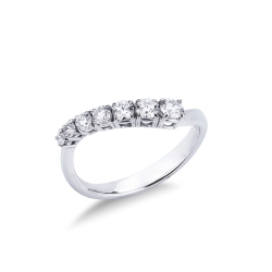 White gold 18k ring with 7 diamonds 
